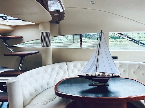ЯХТА FAIRLINE SQUADRON 58 LADY MIEM